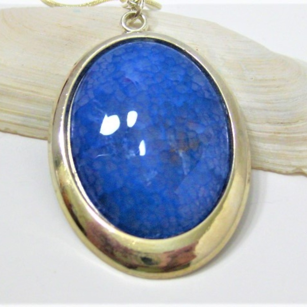 Blue crackle agate pendant necklace
